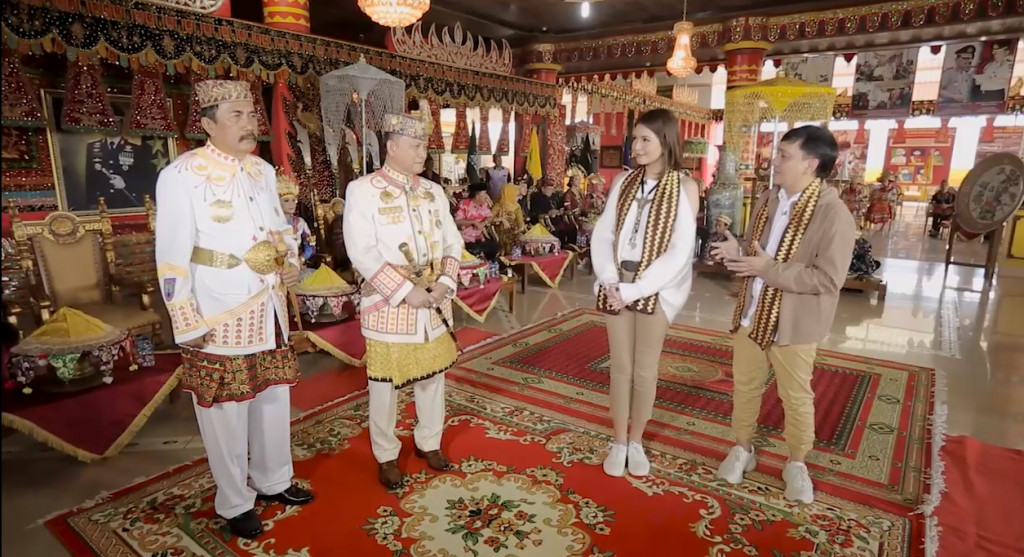 Berkunjung ke Istana Kesultanan Lamban Kuning