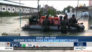 Marinir TNI AL Bantu Aktivitas Korban Banjir di Gresik