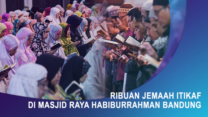 Ribuan Jemaah Itikaf di Masjid Raya Habiburrahman Bandung.