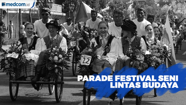 Parade Festival Seni Lintas Budaya di Surabaya