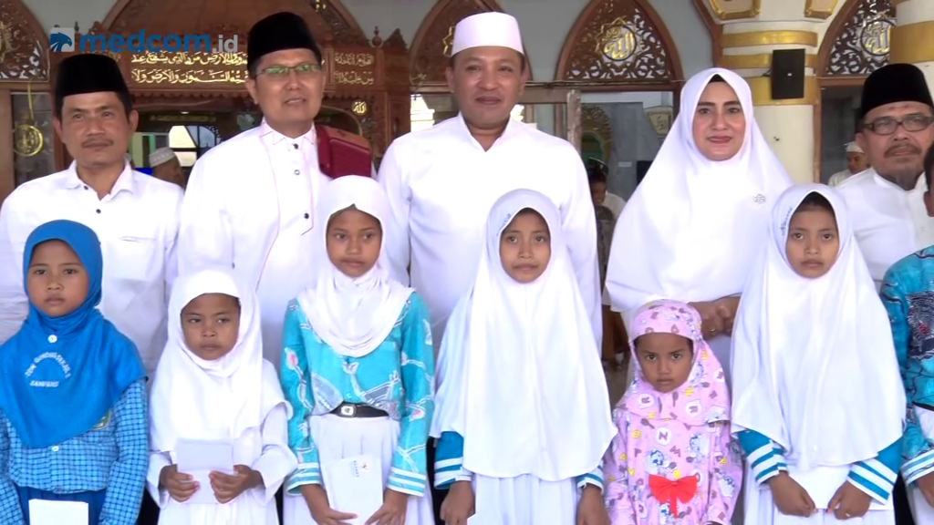 Bupati Sampang Santuni Anak Yatim dalam Rangka Acara Safari Khazanah Islam