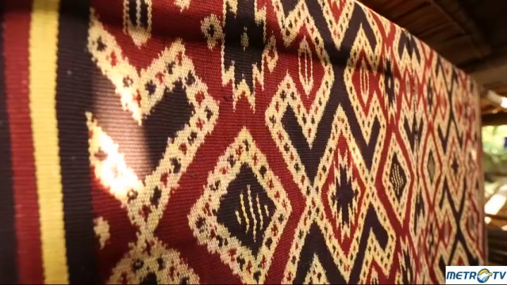 Melihat Proses Pembuatan Tenun Kalumpang Sekomandi