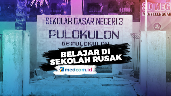 Siswa Belajar di Sekolah Rusak