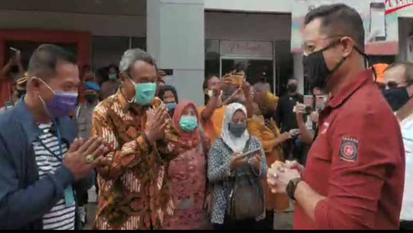 Kemensos Serahkan Bansos Tunai Perdana di Serang - Banten