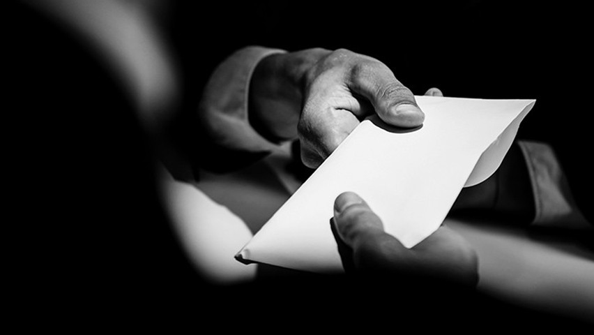 Ironi Korupsi Bantuan Korona - Highlight Primetime News Metro TV