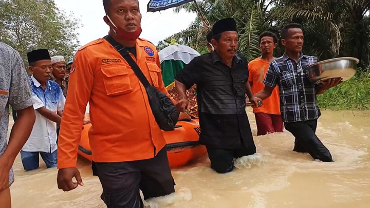 Jenazah di Batubara Dibawa dengan Perahu Karet Akibat Banjir