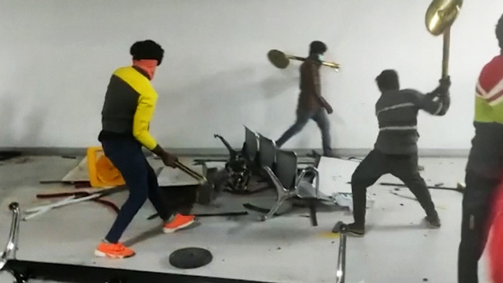 Gaji Tak Dibayar, Ratusan Buruh Pabrik Manufaktur Produk iPhone Mengamuk