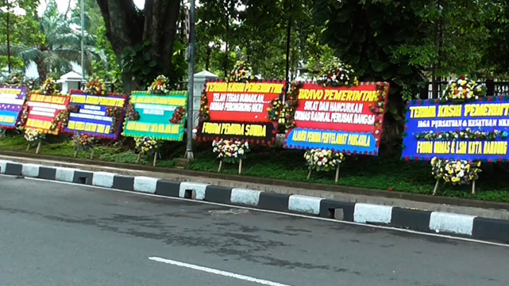 Masyarakat Dukung Pembubaran FPI Lewat Karangan Bunga