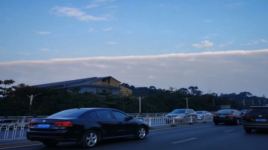 Melihat Fenomena Langka Langit Terbagi Dua di Tiongkok