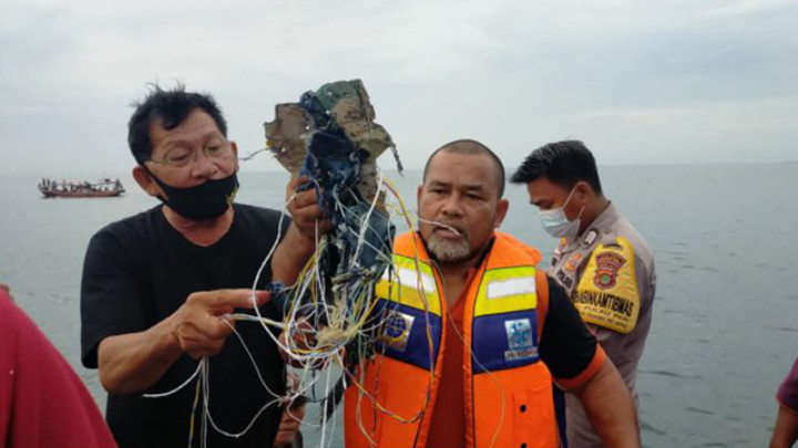 Video Amatir Dugaan Serpihan Pesawat Sriwijaya Air