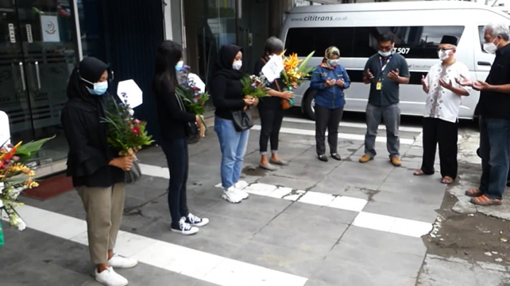 Masyarakat Lakukan Doa Bersama di Kantor Sriwijaya Air