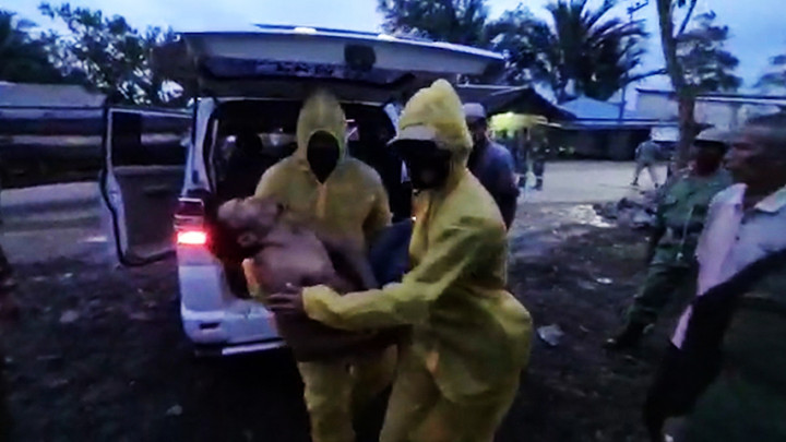 Tim SAR Evakuasi Sejumlah Pengungsi Banjir di Kalsel yang Sakit