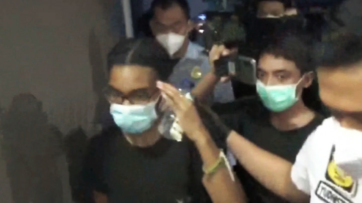 Agen Perjalanan yang Ditawarkan Kristen Gray Fiktif
