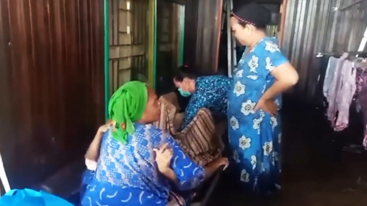 Viral, Seorang Ibu di Banjar Melahirkan di Tengah Banjir