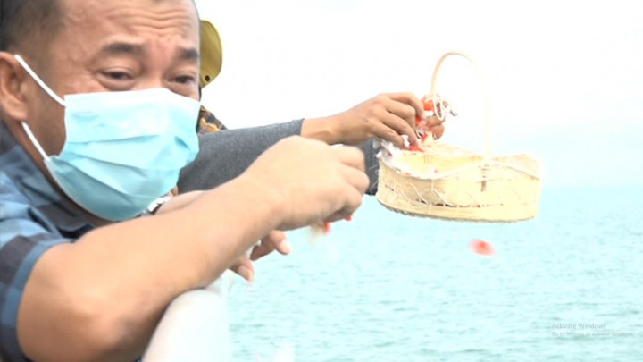 Momen Haru Keluarga Korban Sriwijaya Air saat Prosesi Tabur Bunga