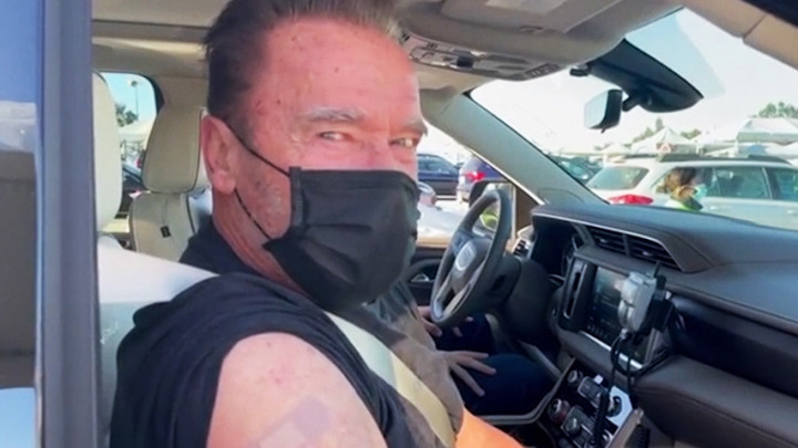 Disuntik Vaksin, Arnold Schwarzenegger: Ikuti Aku Jika Ingin Hidup