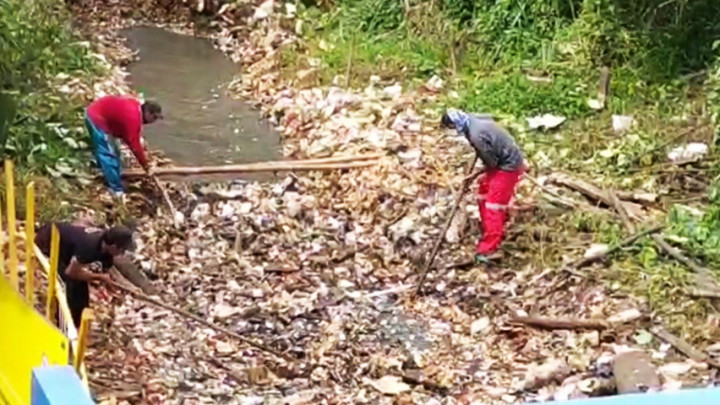 Tumpukan Sampah Sepanjang 300 Meter di Kali Baru Dibersihkan