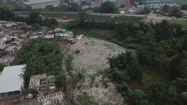 Lautan Sampah di Jakasampurna Bekasi Mulai Dibersihkan