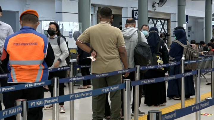 Alat Tes COVID-19 GeNose di Stasiun Banjir Peminat