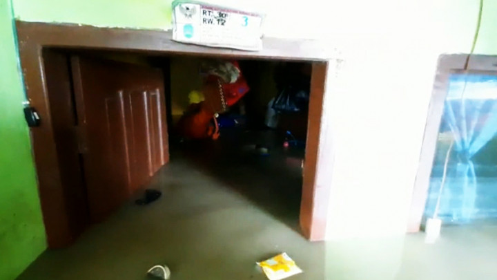 Basarnas Evakuasi Warga di Tengah Derasnya Arus Banjir