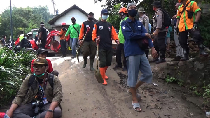 200 Petugas Dikerahkan pada Hari Kedua Evakuasi Longsor di Nganjuk