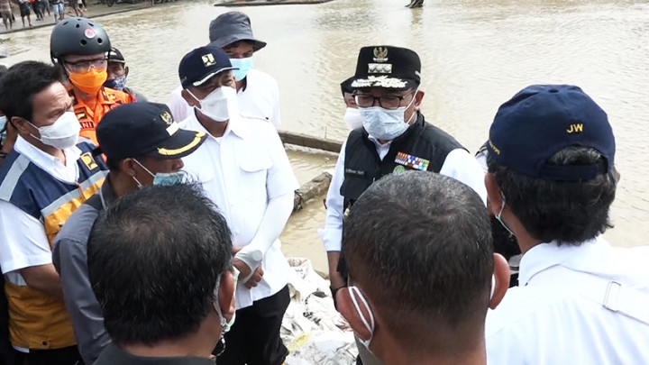 Tanggul Sementara Sungai Citarum Dibuat dengan Metode Geotextile