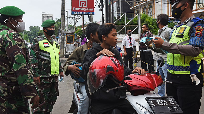 Setahun COVID-19, Satgas Sebut Kepatuhan Prokes Masyarakat Menurun