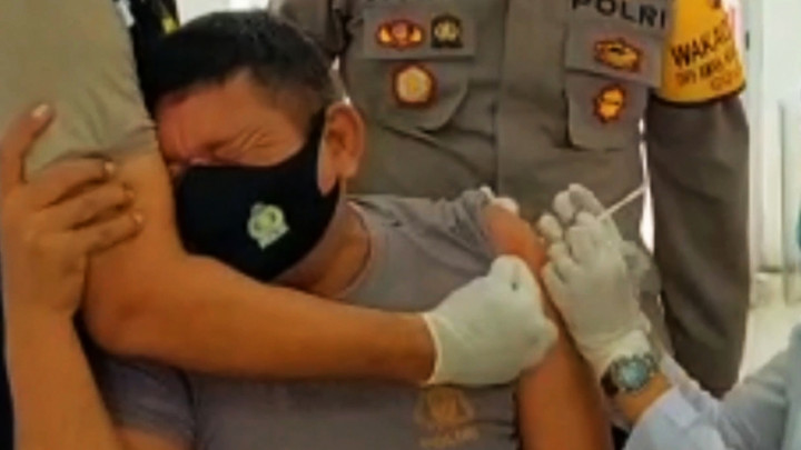 Takut Disuntik, Polisi Ini Berteriak Memanggil Ibunya saat Divaksin