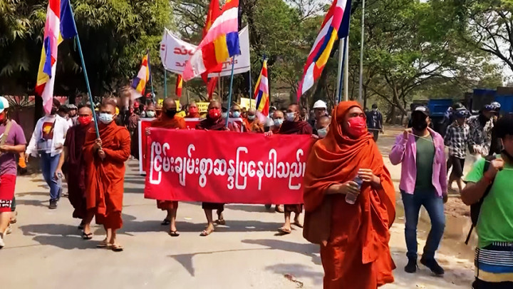 Ratusan Biksu Pimpin Aksi Demo di Myanmar