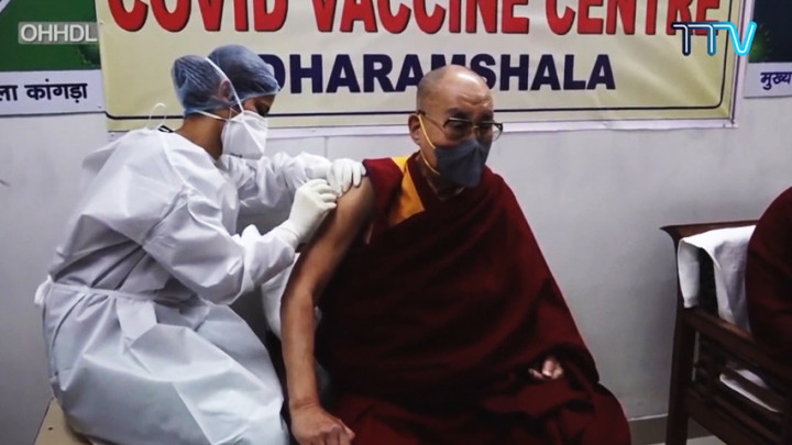 Dalai Lama Disuntik Vaksin COVID-19