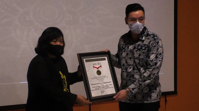 Raih Gelar Doktor di Usia 24 Tahun, Warga Semarang Terima Rekor MURI