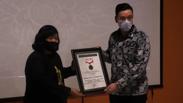 Raih Gelar Doktor di Usia 24 Tahun, Warga Semarang Terima Rekor MURI