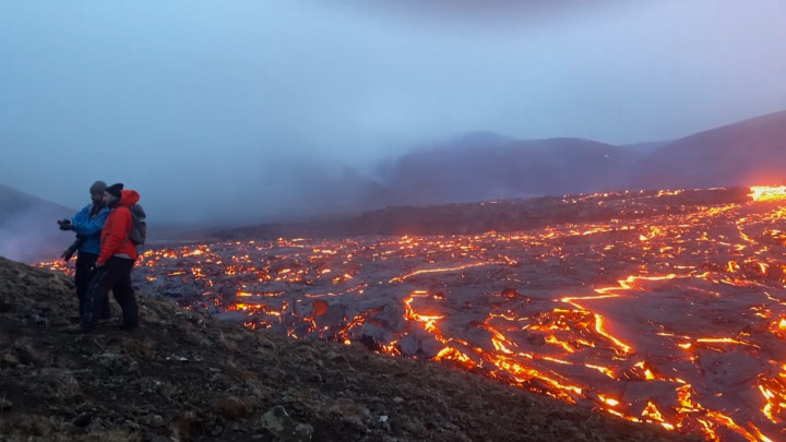 Antusiasme Ratusan Warga Nonton Lahar Letusan Gunung di Islandia