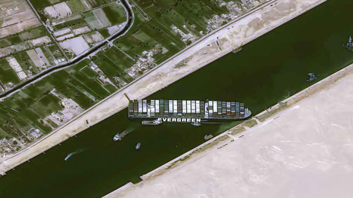 Kapal Kargo Raksasa Kandas di Terusan Suez, Jalur Pelayaran Terhambat