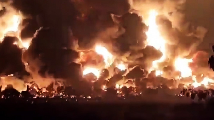 Rembesan Minyak & Petir Diduga Jadi Penyebab Kebakaran Kilang Balongan