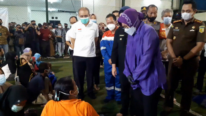 Mensos Risma Beri Bantuan Rp305 Juta untuk Pengungsi Kebakaran Kilang Balongan