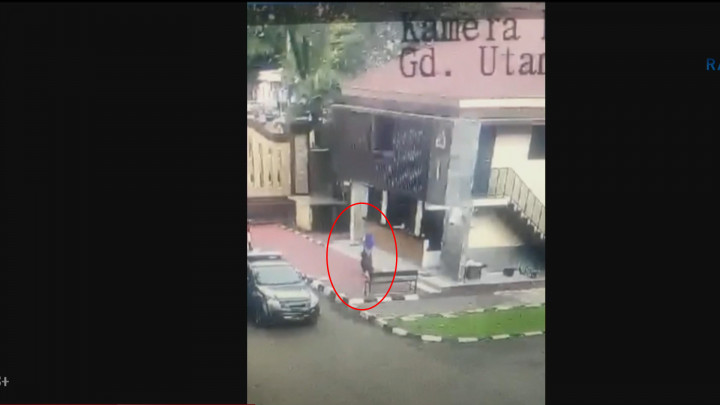 Berbaju Hitam, Inilah Detik-detik Terduga Teroris Masuk ke Mabes Polri