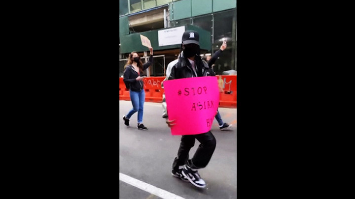 Rihanna Turun ke Jalan Menentang Kekerasan pada Keturunan Asia