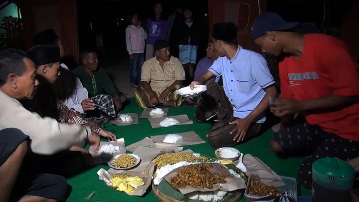 Suasana Tarawih dan Sahur Pertama di Pengungsian Korban Gempa Malang