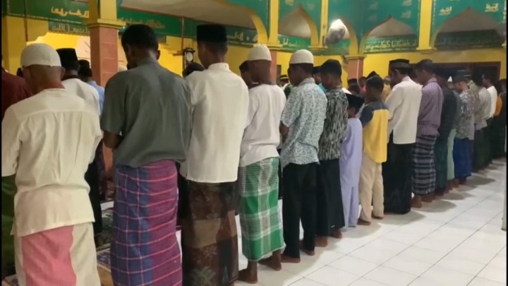 Suasana Umat Muslim di Pulau Adonara Jalani Salat Tarawih di Tengah Bencana