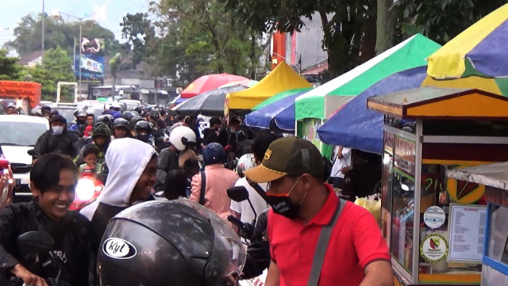 Para Pemburu Takjil Ini Kedapatan Melanggar Protokol Kesehatan