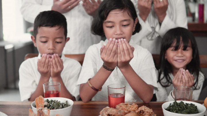 Tips Mengajarkan Anak Berpuasa Sejak Dini