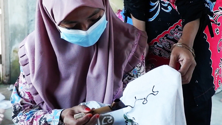 Puluhan Perempuan di Kudus Semarakan Hari Kartini dengan Membatik