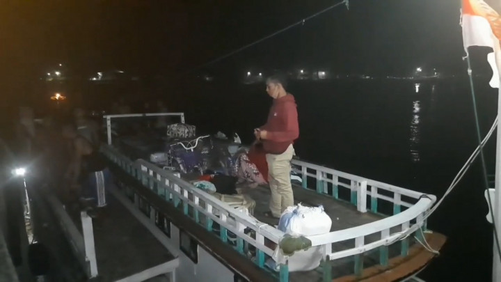 Puluhan Warga Madura Nekat Mudik dengan Kapal Kayu