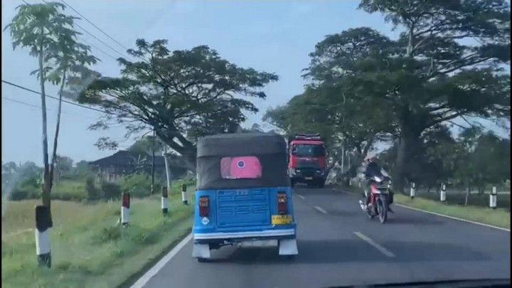 Hindari Penyekatan, Warga Nekat Mudik Kendarai Bajaj