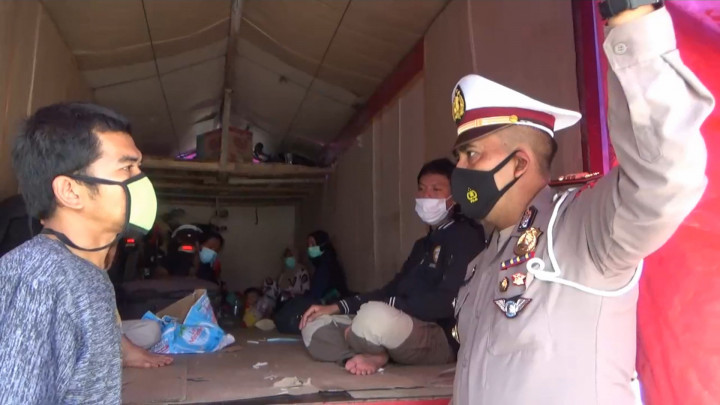 Demi Pulang Kampung, Pemudik Rela Bersembunyi di Dalam Truk