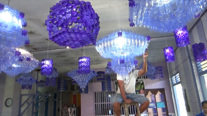 Kisah Warga Jepara Sulap Limbah Botol Plastik Jadi Kap Lampu Cantik