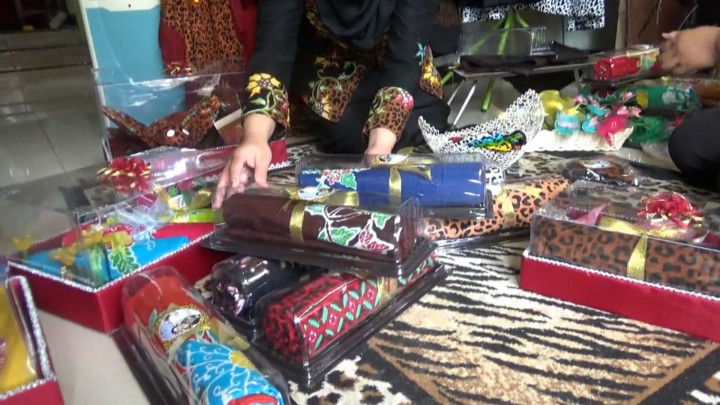 Unik, Parcel Sajadah Dikemas Mirip Kue Bolu Gulung