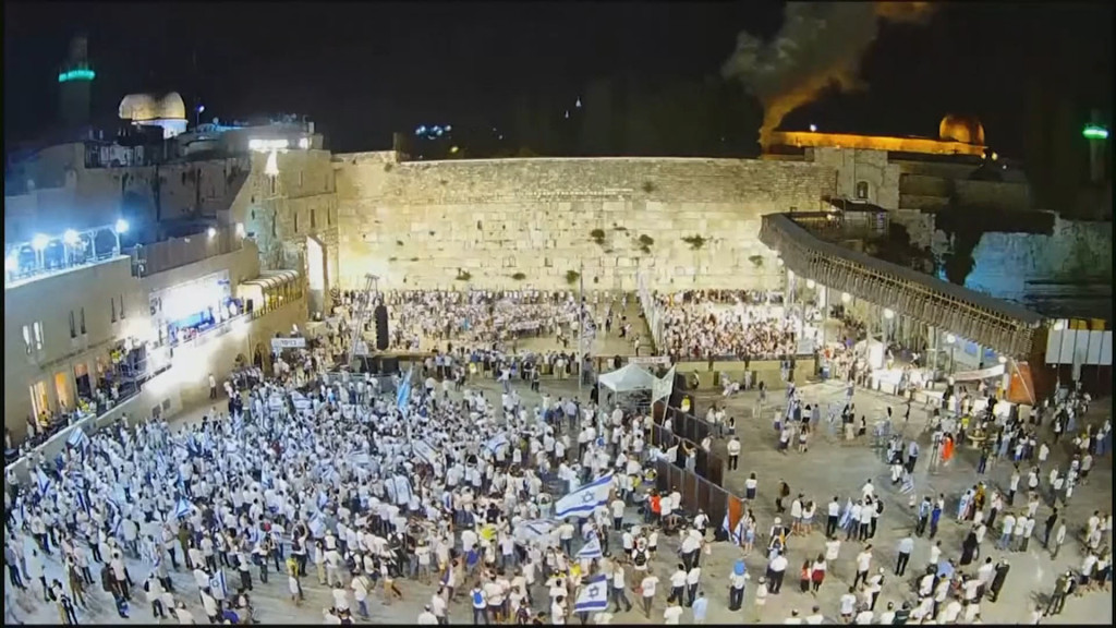 Ribuan Warga Israel Sorak-sorai di Depan Kobaran Api di Kompleks Masjid Al-Aqsa