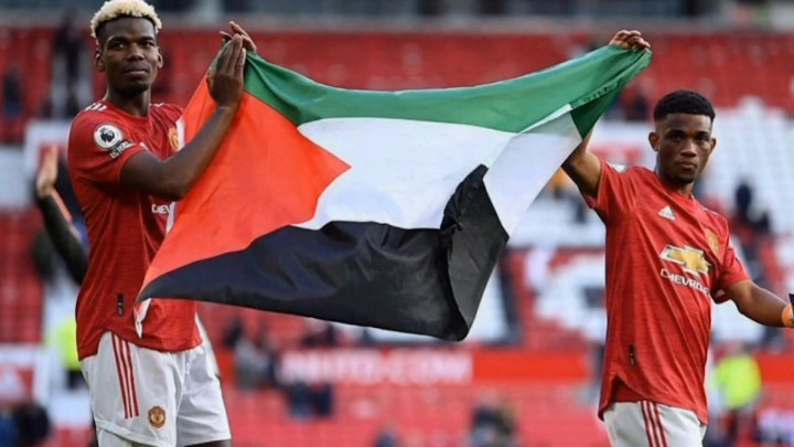 Usai Laga Lawan Fulham, Paul Pogba Bentangkan Bendera Palestina